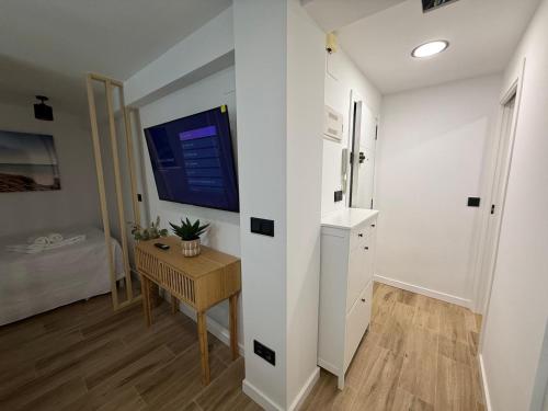 una piccola stanza con un tavolo e una parete bianca di Estudio Playa Calpe a Calpe