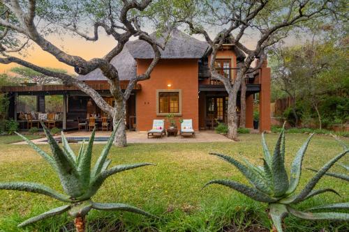 Κήπος έξω από το Braai Safaris Lodge