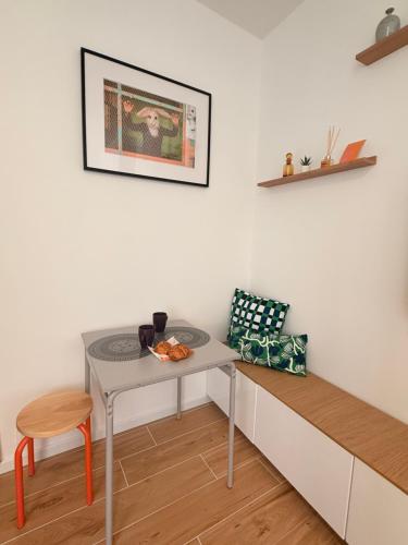 a table and a chair in a room at Mourillon proche plages in Toulon