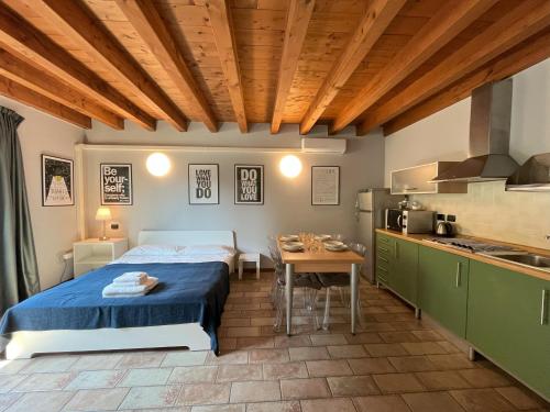 A kitchen or kitchenette at Cozy flat + parking close to City center/Airport