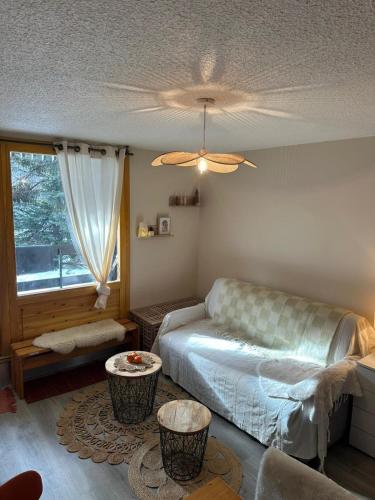 un salon avec un lit et un canapé dans l'établissement Appartement 5 pers Serre Chevalier Cabane Bohème, à Saint-Chaffrey
