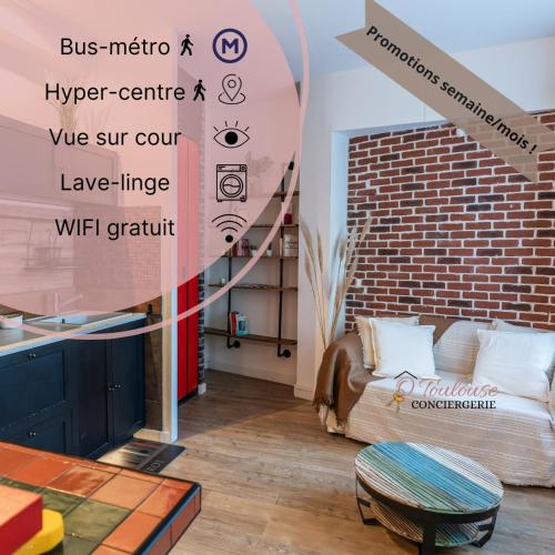 Cette chambre dispose d'un canapé et d'un mur en briques. dans l'établissement L'atelier caché, à Toulouse