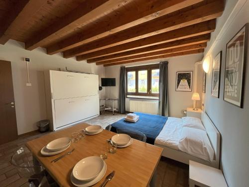 A bed or beds in a room at Cozy flat + parking close to City center/Airport