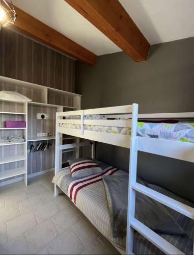 une chambre avec deux lits superposés dans une pièce dans l'établissement Hébergement cosy, à Vidauban