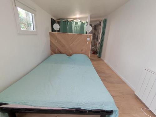 Cette petite chambre comprend un lit d'angle. dans l'établissement Studio Rezé, à La Celle-sous-Gouzon