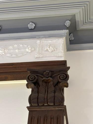 a wooden pillar in a room with a ceiling at L Oranger in Rivesaltes