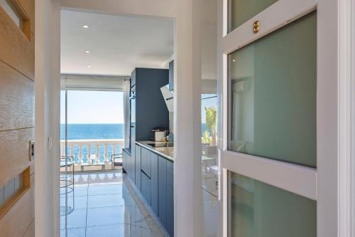 une cuisine avec vue sur l'océan dans l'établissement TRÉSOR d ANTHEOR- Bord de mer, à Saint-Raphaël