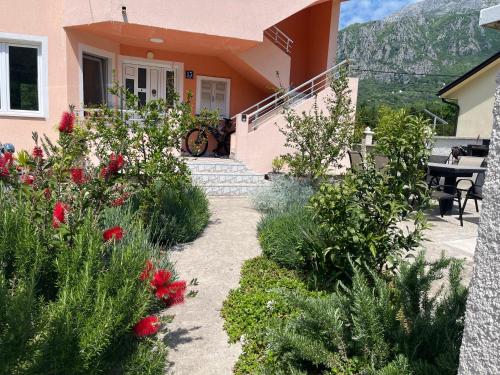 O vedere generală la munți sau o vedere la munte luată de la acest apartament