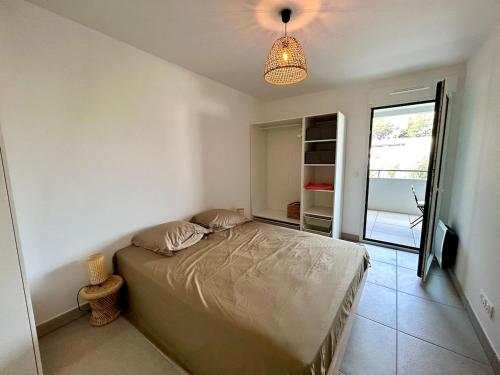 une chambre avec un lit dans une pièce avec une fenêtre dans l'établissement Rooftop Pool, à Villeneuve-Loubet