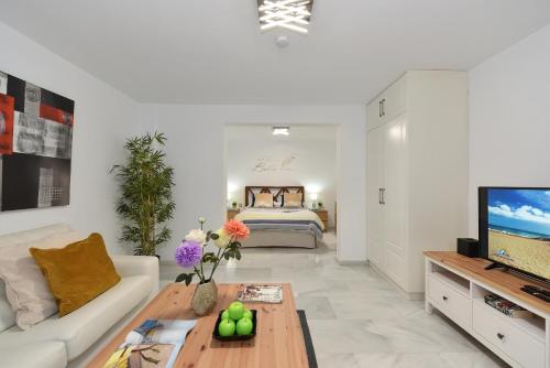 Televisyen dan/atau pusat hiburan di Meloneras Hills 19 With Pool by VillaGranCanaria