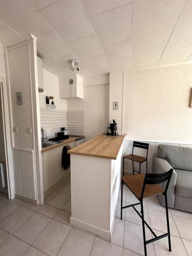 une cuisine avec une table, des chaises et un canapé dans l'établissement Studio Résidence de Pontaillac, à Royan