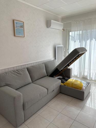 - un salon avec un canapé gris dans l'établissement Studio Résidence de Pontaillac, à Royan