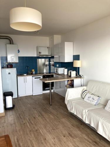 un salon avec un canapé et une cuisine dans l'établissement Appt T2 avec vue mer et proche des plages !, à Ajaccio
