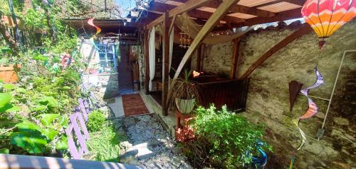 Elle offre une vue sur le jardin. dans l'établissement Maison et jardin coeur de village, à Sumène