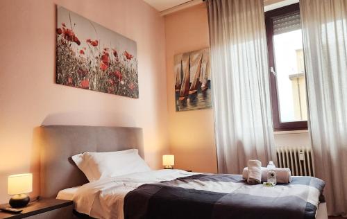 a bedroom with a bed and a window at Luna di Pisa in Pisa