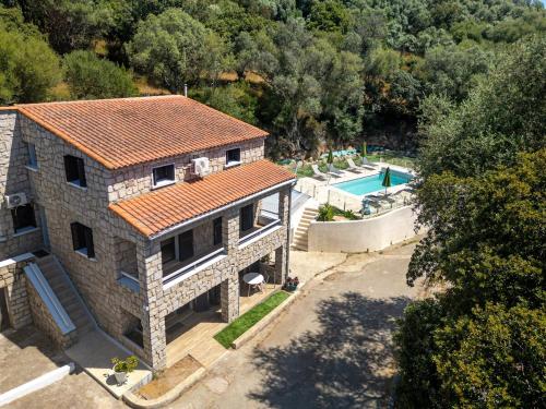 une vue aérienne d'une maison avec piscine dans l'établissement Cozy Apartment with Pool, à Olmeto