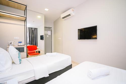 Postel nebo postele na pokoji v ubytování Swing & Pillows - TAR UMT Setapak