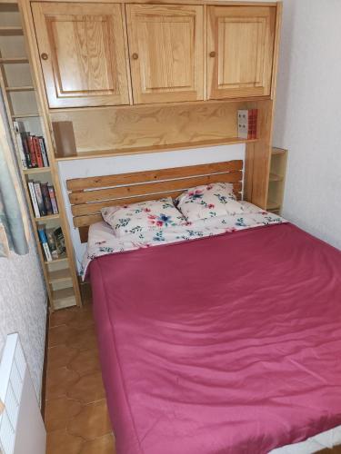 - un lit avec une tête de lit en bois dans l'établissement Six-Fours-les-Plages apartment, à La Celle-sous-Gouzon