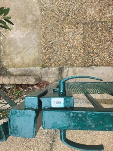 un banc bleu posé sur le bord d'un trottoir dans l'établissement Six-Fours-les-Plages apartment, à La Celle-sous-Gouzon