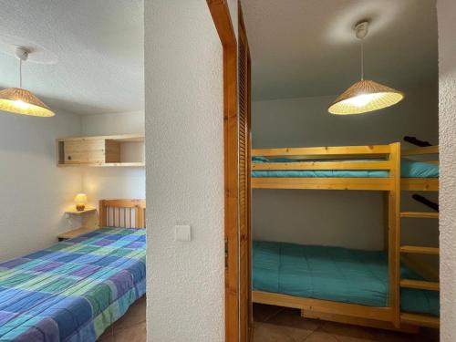 Ένα ή περισσότερα κρεβάτια σε δωμάτιο στο Appartement cosy 4 pers, terrasse, 2 pièces + coin montagne, près des pistes, Crest-Voland - FR-1-733-92