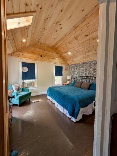 Katil atau katil-katil dalam bilik di Charming 120-year-old farmhouse by the creek.