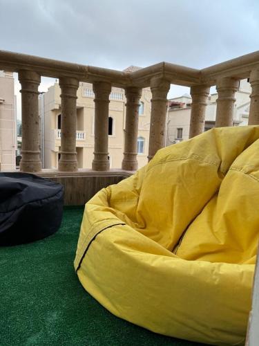 Posezení v ubytování Cozy Furnished Studio with Terrace