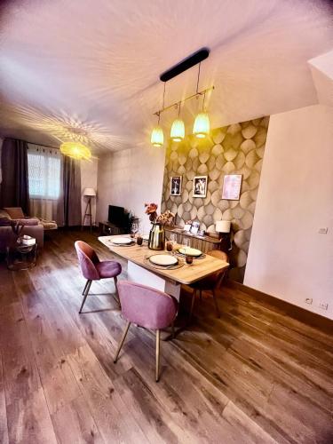 un salon avec une table et des chaises en bois dans l'établissement Maison de ville, à Vichy