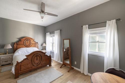 Un dormitorio con una cama y un ventilador de techo. en Luxurious Downtown Location - Entire house, en Indianápolis