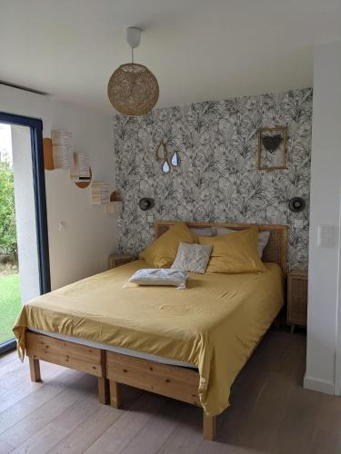 - une chambre dotée d'un grand lit avec des draps jaunes dans l'établissement Family home with garden, pool and beach within walking distance, à Lacanau