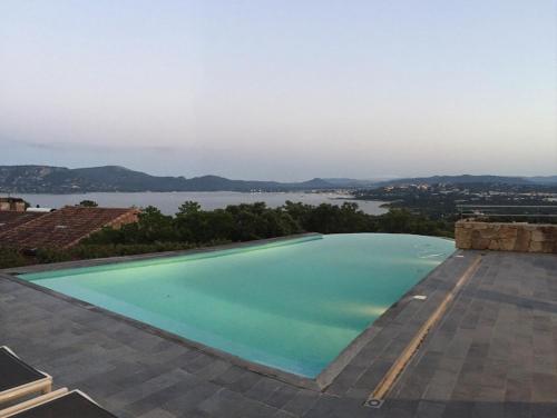une piscine sur le toit d'une maison dans l'établissement Marina di Fiori by Pinarello Villa Services, à Furoli