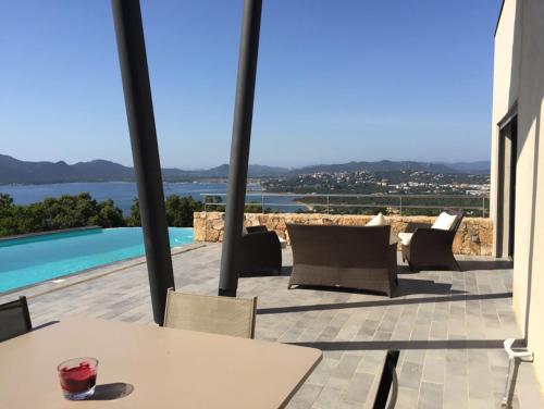 - une vue depuis la terrasse d'une villa avec piscine dans l'établissement Marina di Fiori by Pinarello Villa Services, à Furoli