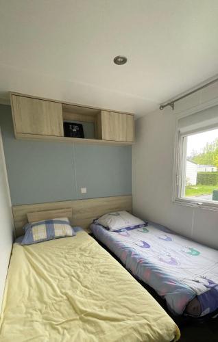 deux lits côte à côte dans une pièce dans l'établissement Comfortable mobile home - Ck248 Les Charmettes Siblu, aux Mathes