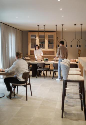 a group of people sitting at tables in a kitchen at Agriturismo Prà dell'Ort - Wishing Wellness in Valdobbiadene