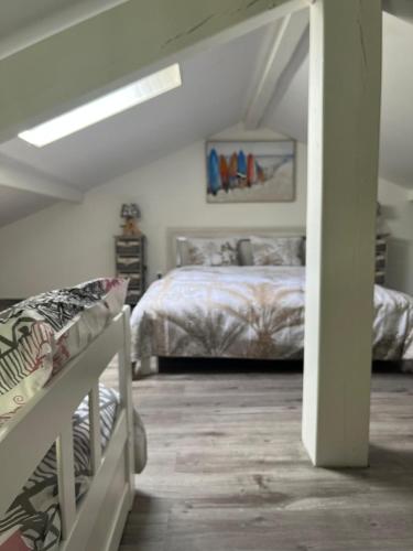 une chambre avec un lit dans une pièce avec un plafond dans l'établissement La Colline, à Donzacq