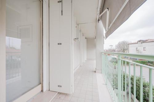 a corridor of a building with a balcony at Davide Flat - 15 min from Venice & Free Parking in Mira