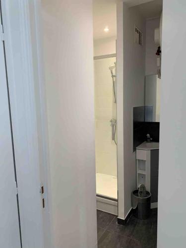 La salle de bains est pourvue d'une douche à l'italienne et d'une télévision. dans l'établissement Cosy 2 pièces 1 Chambre , 1 séjour, et 1 coin bureau, à Boulogne-Billancourt