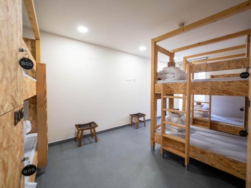a room with two bunk beds in a room at LUMEN ALBERGUE in Mondoñedo