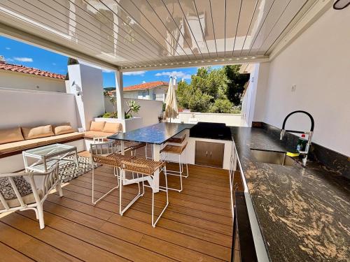 Beachfront, pool, air conditioning, 3 bedrooms, sea view