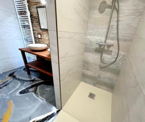 une douche avec un aquarium dans une salle de bain dans l'établissement Villa et Spa, à Pornic