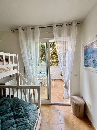 Beachfront, pool, air conditioning, 3 bedrooms, sea view