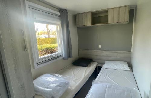Ένα ή περισσότερα κρεβάτια σε δωμάτιο στο Mobilhome Amira 40m2 - Cc781 Les Charmettes 4 stars