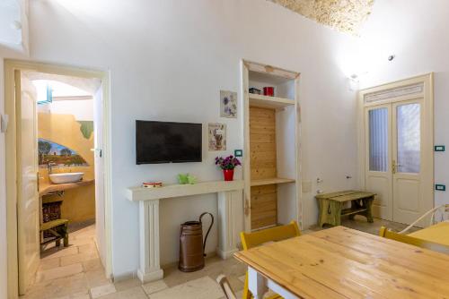 A television and/or entertainment centre at Corte Del Campanaro