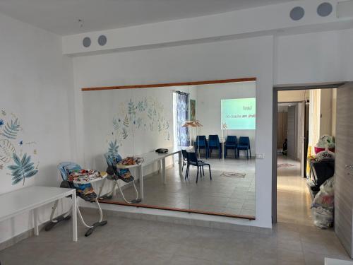 a living room with a table and a dining room at Casa Vacanze Cimorelli in Venafro