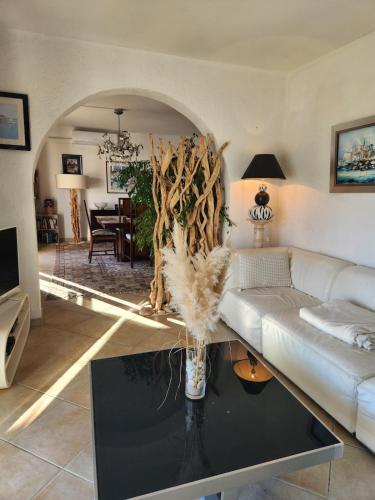 un salon avec un canapé blanc et une table dans l'établissement Appartement centre de calvi, à Calvi
