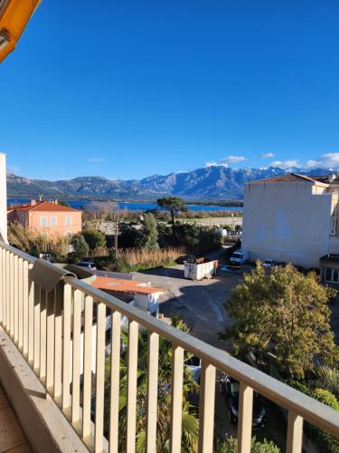 une vue depuis le balcon d'une maison dans l'établissement Appartement centre de calvi, à Calvi