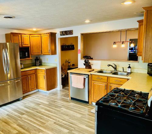 Kuchyň nebo kuchyňský kout v ubytování Peaceful home right on the lake!