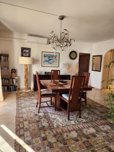 une salle à manger avec une table et des chaises dans l'établissement Appartement centre de calvi, à Calvi