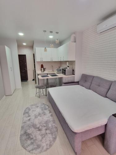 Kuchyň nebo kuchyňský kout v ubytování Уютная квартира на сутки с видом на Море, комфортное проживание с генератором