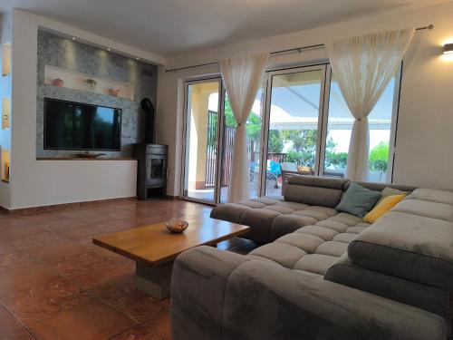 een woonkamer met een bank en een salontafel bij apartman Emili in Malinska