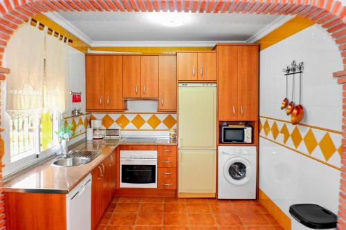 Η κουζίνα ή μικρή κουζίνα στο EL RANCHITO, Playa a 10 min, Piscina, BBQ, Chimenea, Vistas, Terraza, Aparcamiento